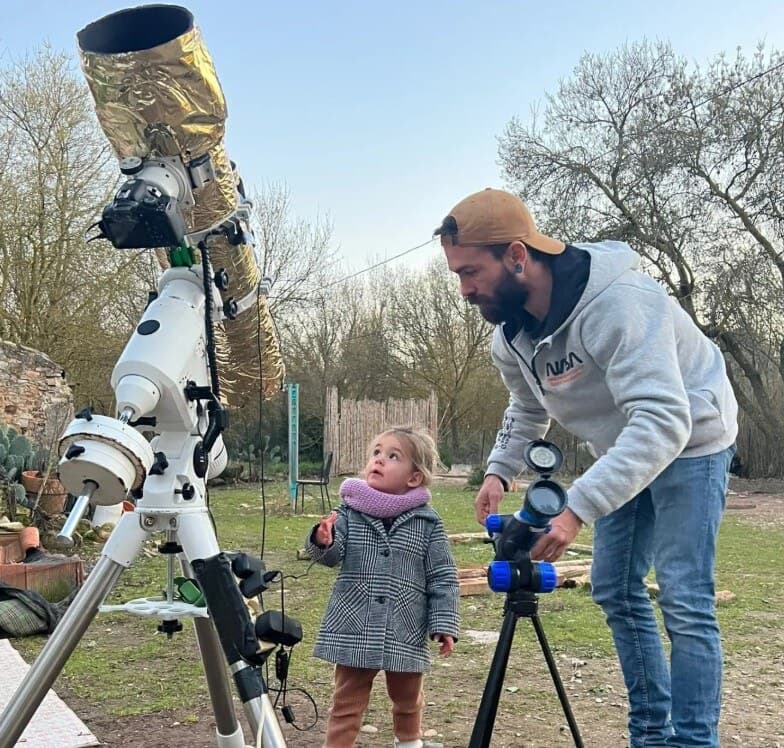 Fabien Rosier et sa fille près du télescope Explorer 150P au jardin